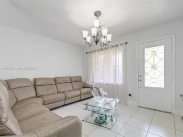 961 E 18th St , Hialeah, FL 33013