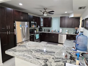 295  Jacaranda Dr 20, Plantation, FL 33324