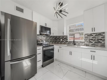 910  Michigan Ave 301, Miami Beach, FL 33139