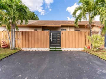 6753 NW 192nd Ln, Hialeah, FL 33015