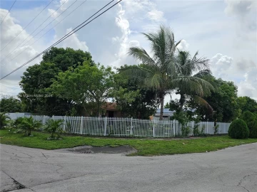 695 E 9th Ln, Hialeah, FL 33010